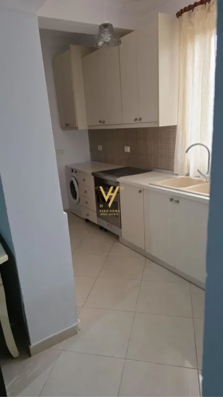 Tirane, jepet me qera apartament 1+1+Ballkon Kati 1, 65 m² 450 € (XHAMLLIKU)