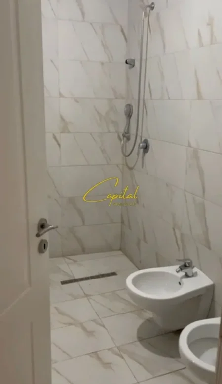 Tirane, jepet me qera zyre Kati 2, 130 m² 500 € (5 MAJI)