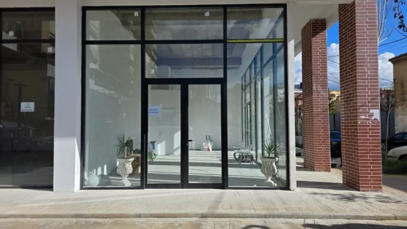 Tirane, jepet me qera ambjent biznesi Kati 0, 45 m² 750 €