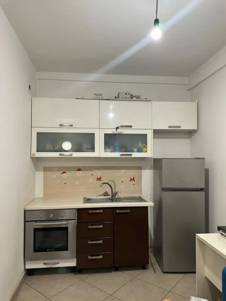 Tirane, jepet me qera apartament 1+1 Kati 5, 65 m² 450 € (5 MAJI)
