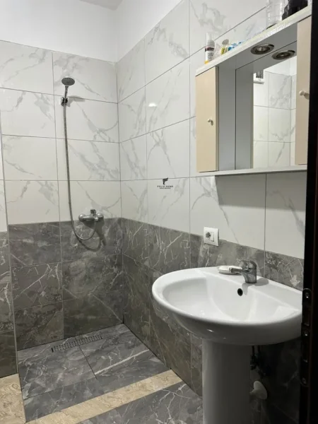 Tirane, jepet me qera apartament 1+1 Kati 5, 65 m² 450 € (5 MAJI)