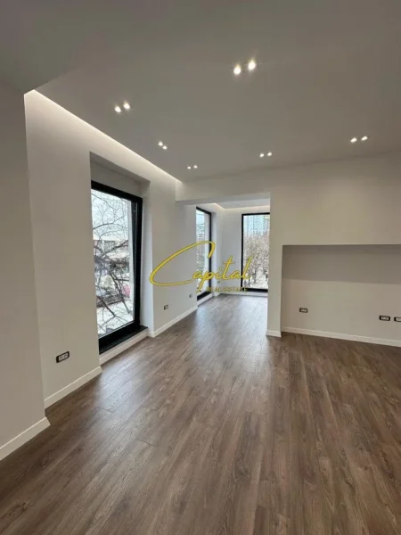 Tirane, jepet me qera zyre Kati 1, 1.500 m² 1.500 € (RRUGA IBRAHIM RUGOVA)