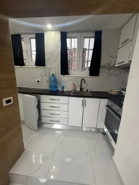 Tirane, jepet me qera apartament 1+1 Kati 1, 60 m² 550 € (Rruga Barrikadave)