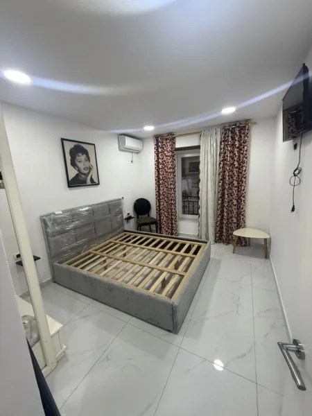 Tirane, jepet me qera apartament 1+1 Kati 1, 60 m² 550 € (Rruga Barrikadave)