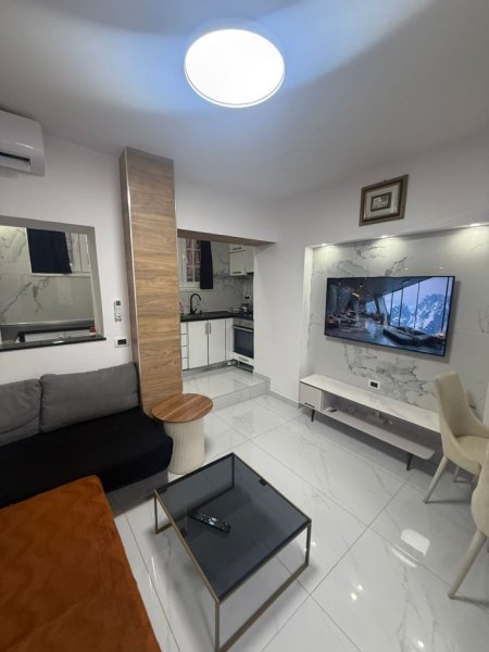 Tirane, jepet me qera apartament 1+1 Kati 1, 60 m² 600 € (Rruga Barrikadave)