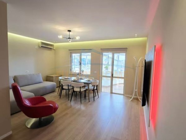 Tirane, jepet me qera apartament+verande | Penthouse 2+1 Kati 10, 145 m² 1.200 €