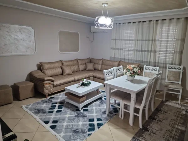 Jepet me Qera Apartament 2+1 i mobiluar tek Zogu i Zi,  600 €URO