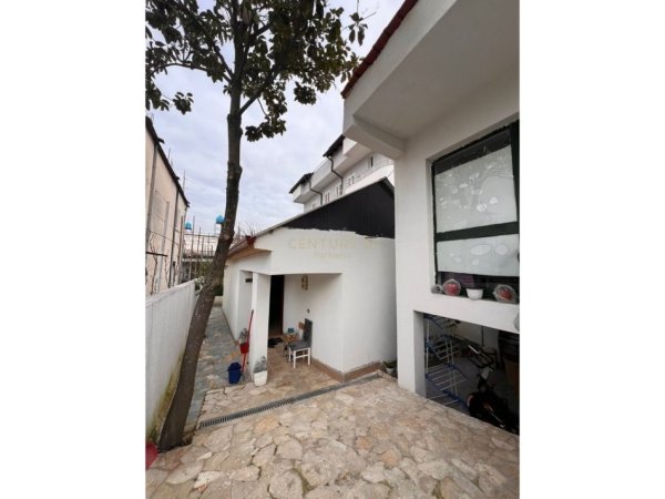 Shqiperi, shitet shtepi 1+1 Kati 1, 96 m² 80.000 € (treshi)
