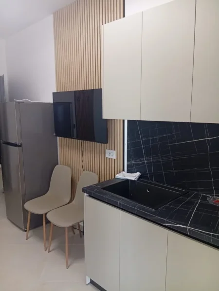 Jepet me Qera Apartament 1+1 ne 5 Maj,pas Concordit, 400 €URO