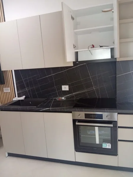 Jepet me Qera Apartament 1+1 ne 5 Maj,pas Concordit, 400 €URO