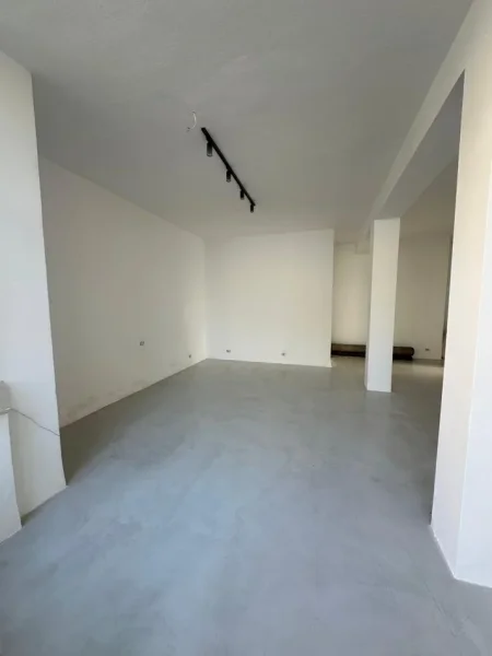 Tirane, jepet me qera ambjent biznesi Kati 0, 100 m² 800 € (Rruga Ibrahim Tukiqi)