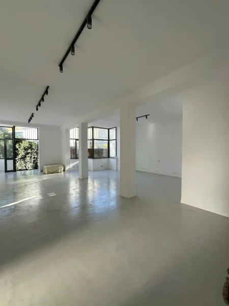 Tirane, jepet me qera ambjent biznesi Kati 0, 100 m² 800 € (Rruga Ibrahim Tukiqi)