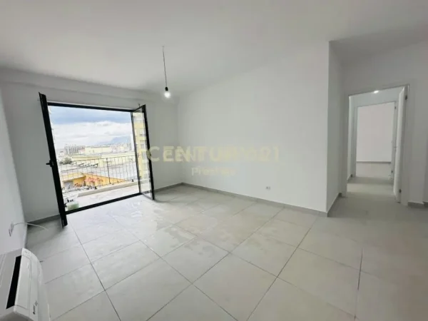 Tirane, jepet me qera zyre +post parkimi tek ish Stacioni Trenit Kati 4, 110 m² 700 €