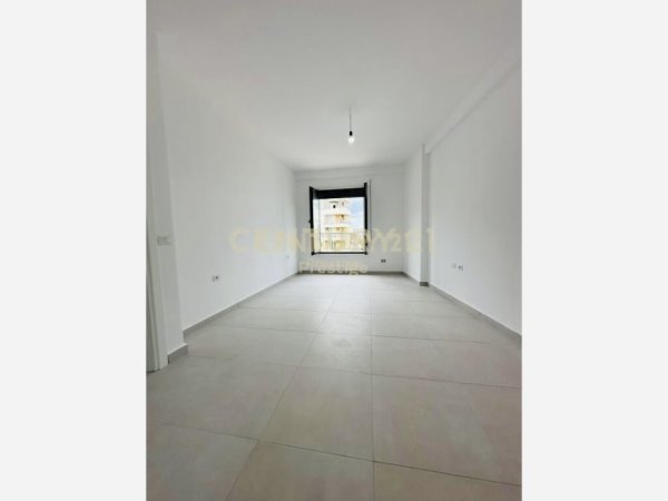 Tirane, jepet me qera zyre +post parkimi tek ish Stacioni Trenit Kati 4, 110 m² 700 €