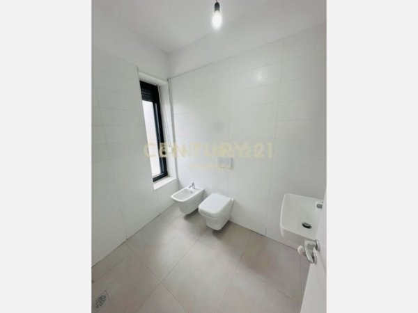 Tirane, jepet me qera zyre +post parkimi tek ish Stacioni Trenit Kati 4, 110 m² 700 €