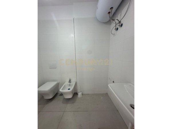 Tirane, jepet me qera zyre +post parkimi tek ish Stacioni Trenit Kati 4, 110 m² 700 €