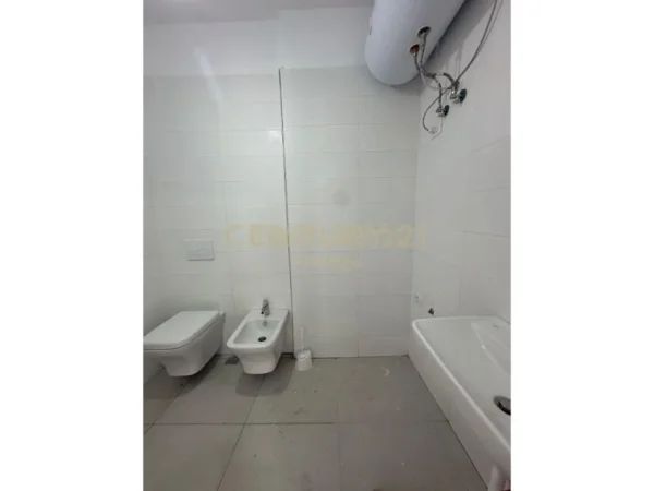 Tirane, jepet me qera zyre +post parkimi tek ish Stacioni Trenit Kati 4, 110 m² 700 €