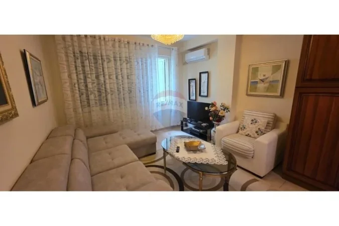 Tirane, jepet me qera apartament 1+1 Kati 5, 67 m² 750 € (Ish Blloku)