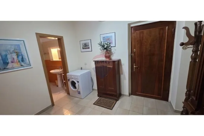 Tirane, jepet me qera apartament 1+1 Kati 5, 67 m² 750 € (Ish Blloku)