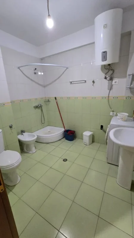 Tirane, jepet me qera apartament 2+1 Kati 3, 120 m² 600 € (MBIKALIMI I KOMUNES)