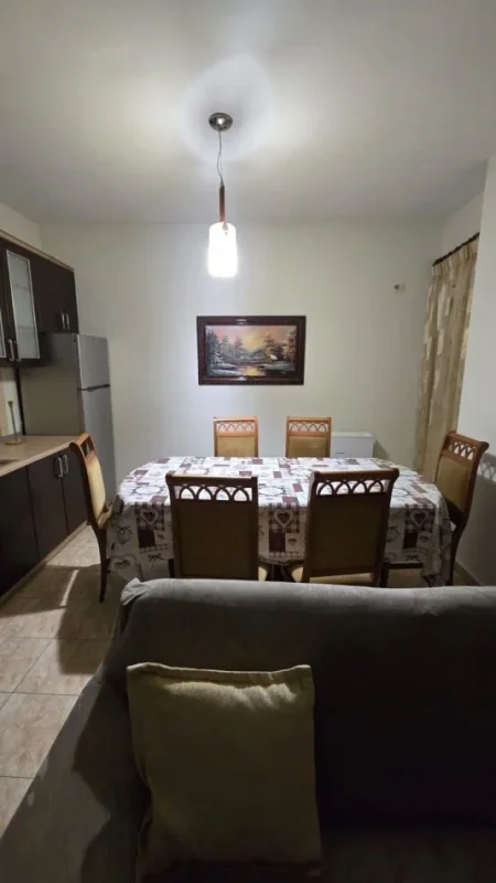 Tirane, jepet me qera apartament 2+1 Kati 3, 120 m² 600 € (MBIKALIMI I KOMUNES)