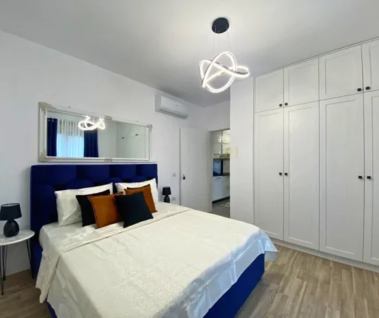 Tirane, jepet me qera apartament 1+1+Ballkon Kati 2, 70 m² 700 € (Hotel Mondial)