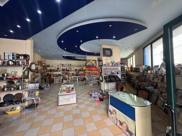 Vlore, jepet me qera ambjent biznesi Kati 0, 250 m² 1.200 € (Rruga Sadik Zotaj)