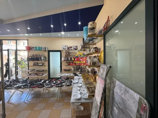 Vlore, jepet me qera ambjent biznesi Kati 0, 250 m² 1.200 € (Rruga Sadik Zotaj)