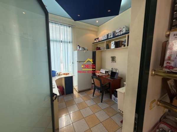 Vlore, jepet me qera ambjent biznesi Kati 0, 250 m² 1.200 € (Rruga Sadik Zotaj)