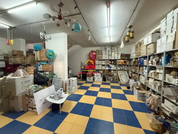 Vlore, jepet me qera ambjent biznesi Kati 0, 250 m² 1.200 € (Rruga Sadik Zotaj)