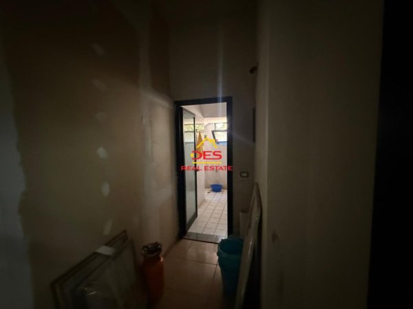 Vlore, jepet me qera ambjent biznesi Kati 0, 250 m² 1.200 € (Rruga Sadik Zotaj)