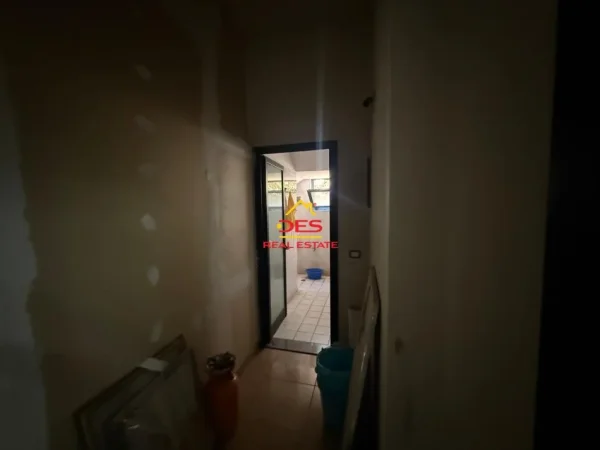 Vlore, jepet me qera ambjent biznesi Kati 0, 250 m² 1.200 € (Rruga Sadik Zotaj)