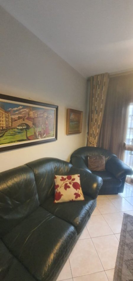 Tirane, jepet me qera apartament 2+1+Ballkon Kati 3, 100 m² 600 € (Rr.Kont Leopold Bertold, Ali Demi)