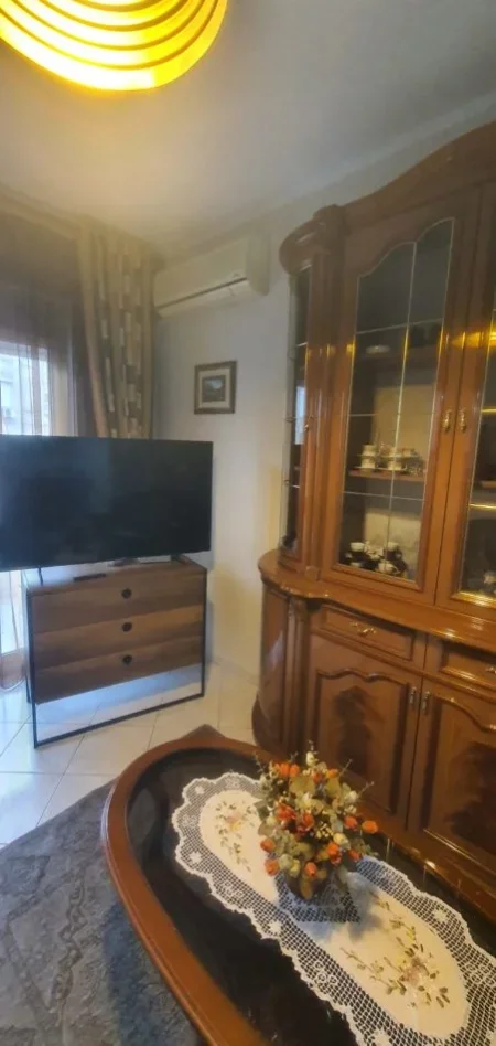 Tirane, jepet me qera apartament 2+1+Ballkon Kati 3, 100 m² 600 € (Rr.Kont Leopold Bertold, Ali Demi)