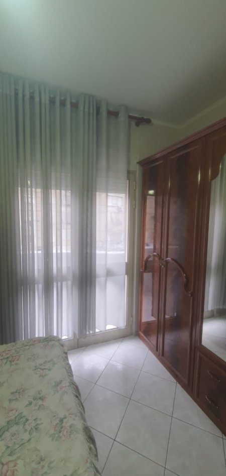 Tirane, jepet me qera apartament 2+1+Ballkon Kati 3, 100 m² 600 € (Rr.Kont Leopold Bertold, Ali Demi)