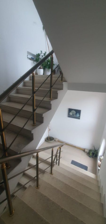 Tirane, jepet me qera apartament 2+1+Ballkon Kati 3, 100 m² 600 € (Rr.Kont Leopold Bertold, Ali Demi)