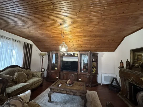 Tirane, jepet me qera Vile 2+1 Kati 1, 160 m² 1.000 € (Xhamlliku)