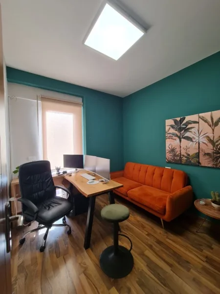 Tirane, jepet me qera zyre +2 poste parkimi Kati 2, 140 m² 1.600 € (21 Dhjetori prane Abi Bank)