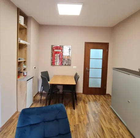 Tirane, jepet me qera zyre +2 poste parkimi Kati 2, 140 m² 1.600 € (21 Dhjetori prane Abi Bank)