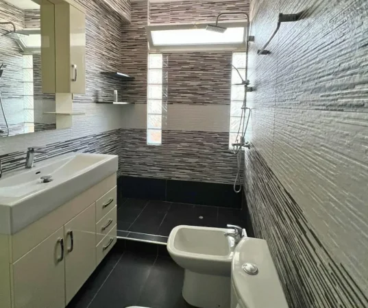 Tirane, jepet me qera apartament 2+1 Kati 12, 80 m² 600 € (Rr. Dritan Hoxha)