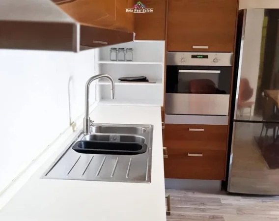 Tirane, jepet me qera apartament 1+1+Ballkon Kati 3, 1.110 m² 195.000 € (fusha e aviacionit)