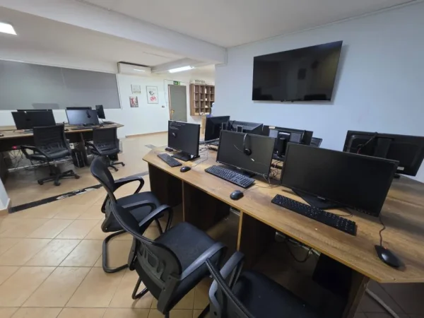 Tirane, jepet me qera zyre Kati 1, 120 m² 800 € (Ish Parku ,Rruga Ndre Mjeda)