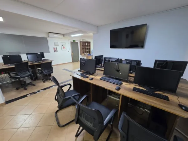 Tirane, jepet me qera zyre Kati 1, 120 m² 800 € (Ish Parku ,Rruga Ndre Mjeda)