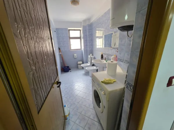 Tirane, jepet me qera zyre Kati 1, 120 m² 800 € (Ish Parku ,Rruga Ndre Mjeda)