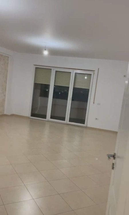 Tirane, jepet me qera zyre Kati 2, 130 m² 500 € (Rruga 5 Maj)