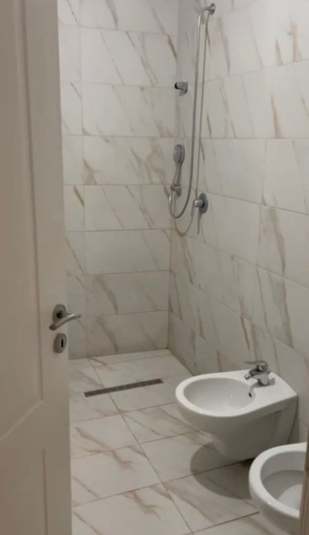 Tirane, jepet me qera zyre Kati 2, 130 m² 500 € (Rruga 5 Maj)