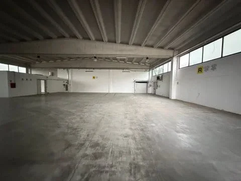 Tirane, jepet me qera magazine Kati 0, 250 m² 1.300 € (Vore)