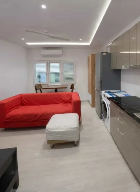 Tirane, jepet me qera apartament 3+1 Kati 5, 97 m² 980 € (Rruga e Kavajes)