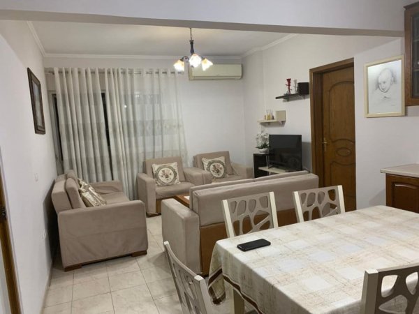 Tirane, jepet me qera apartament 2+1 Kati 4, 90 m² 700 € (Rruga Androkli Kostallari)