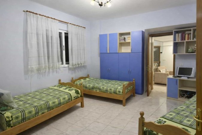 Tirane, jepet me qera apartament 2+1 Kati 4, 90 m² 700 € (Rruga Androkli Kostallari)